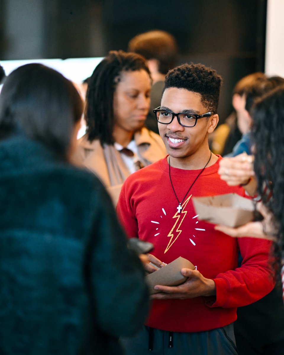 UChicagoPME's tweet image. The UChicago PME community came together for a welcoming Friday social 🤝 Helping build a collaborative environment rooted in connection, conversation, and shared ideas. #UChicago #EngineerTheFuture
