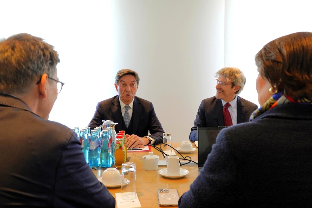 ANFIA_it's tweet photo. ❗Yesterday in Berlin @PresidenteANFIA and @gianmarcogiorda had a hig-level meeting with @VDA_online resulting in a beneficial exchange of ideas

➡️ They focused on the main challenges the sector is facing nowadays, dealing with European dossiers and critical topics on the agenda https://t.co/w7rTBqXgTB