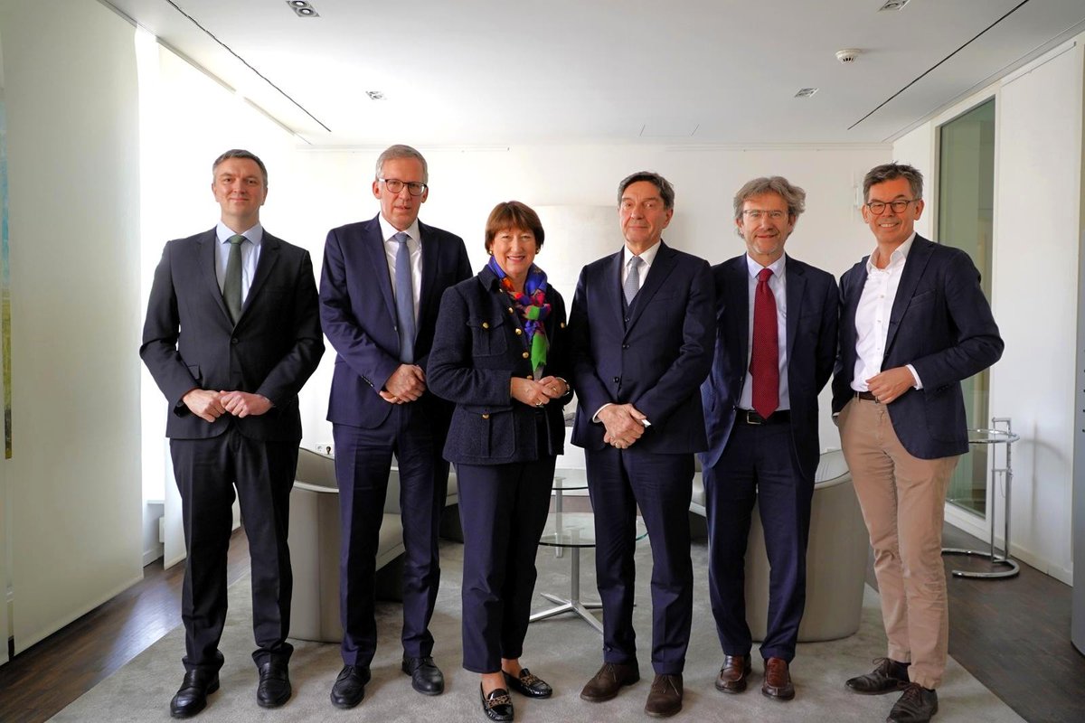 ANFIA_it's tweet photo. ❗Yesterday in Berlin @PresidenteANFIA and @gianmarcogiorda had a hig-level meeting with @VDA_online resulting in a beneficial exchange of ideas

➡️ They focused on the main challenges the sector is facing nowadays, dealing with European dossiers and critical topics on the agenda https://t.co/w7rTBqXgTB