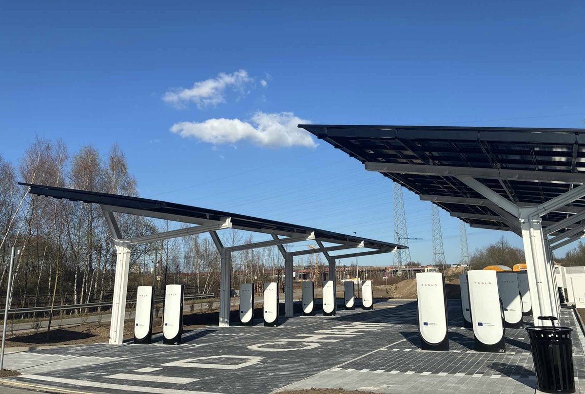 Tesla Charging tweet media