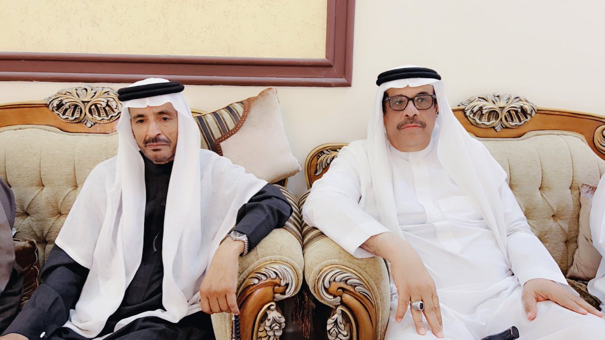 tamimi3035's tweet photo. قرية فيضة المسعار
طبيعةٌ تنطق بالتاريخ… وآثارٌ تروي الحكاية

بدعوةٍ كريمة من معرف قرية فيضة المسعار الشيخ: مزِيد بن غانم القلادي الرشيدي، كانت لي زيارة لهذه القرية التي تحمل في اسمها دلالاتٍ متعددة؛ إذ قيل إنها سُمّيت نسبةً إلى الأودية الصغيرة ،وقيل أيضاً لكثرة حيوانات السِّعر التي كانت تنتشر فيها قديماً.

تق�� فيضة المسعار جنوب منطقة حائل، وتتبع إداريًا لمحافظة الحائط، وتبعد عن مدينة حائل قرابة (265 كم)، ويزيد عمرها على مئة عام، حيث أسسها الشيخ غانم سالم القلادي الرشيدي – رحمه الله – لتكون اليوم شاهدًا على تاريخٍ ممتد وجذورٍ ضاربة في عمق الزمن.

وتُعد القرية من المواقع الغنية بالآثار، إذ تحتضن معالم بارزة مثل حصاة أم واسط، وآبار طوالة وهي آبار جاهلية تعود لقبيلة عبس، كما تنتشر فيها الرسوم والنقوش القديمة التي تعكس حياة الإنسان في تلك العصور. ومن أبرز معالمها كذلك قبر الملك زهير بن جذيمة العبسي، إضافة إلى الكهوف والغيران والقبور القديمة التي تضفي على المكان رهبة ��لتاريخ وجلاله.

أما من الناحية الطبيعية، فقد أصبحت فيضة المسعار وجهةً محببة للمتنزهين، لما تتميز به من فيا�� وأودية خلابة، من أشهرها: وادي المسعار، ووادي نخلة، ووادي قصيباء، وشعيب الصقعا، حيث تنتشر أشجار الطلح وتمنح المكان ظلالًا وجمالًا فريدًا، في لوحةٍ طبيعية تتناغم فيها الجبال المحيطة مع صفاء الأجواء وروعة التضاريس.

هذا التمازج البديع بين الطبيعة الساحرة والإرث التاريخي العريق جعل من فيضة المسعار موقعًا يستحق الزيارة، ليس فقط للتنزه، بل لاكتشاف صفحاتٍ من تاريخ الجزيرة العربية المليء بالشواهد والدلالات.

وفي الختام، أتقدم بجزيل الشكر والتقدير للشيخ مزِيد بن غانم القلادي الرشيدي على حفاوة الاستقبال وكرم الضيافة، وهو امتدادٌ لما عُرف به أبناء قبيلة عبس من أصالةٍ وعراقة وطيب خصال.
@rasheedy1444 @moaidh404 @ABS__CENTER 
#حائل #الحائط #_فيضة_المسعار #العلم #بني_رشيد #عبس