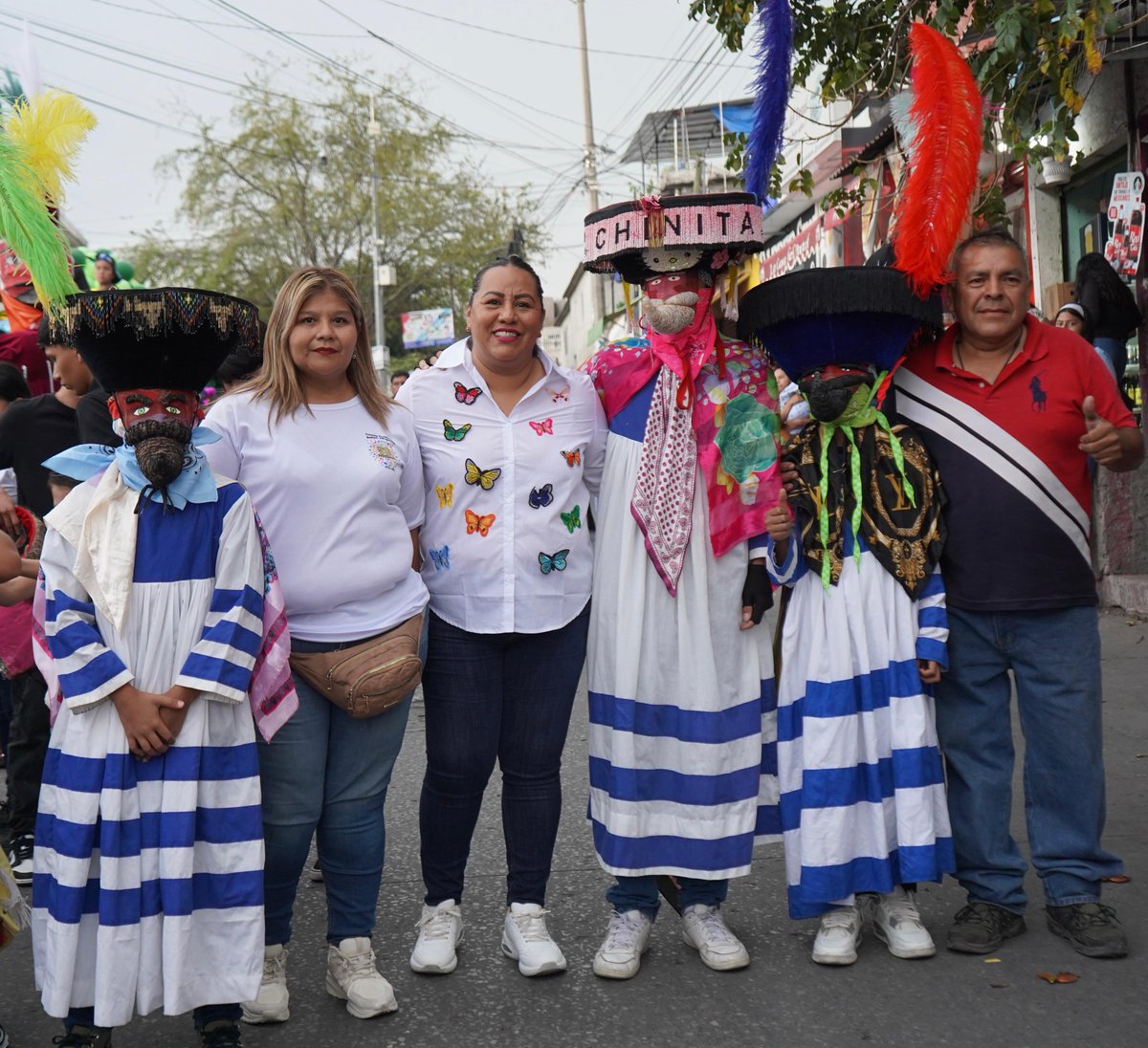 Display Noticias tweet media