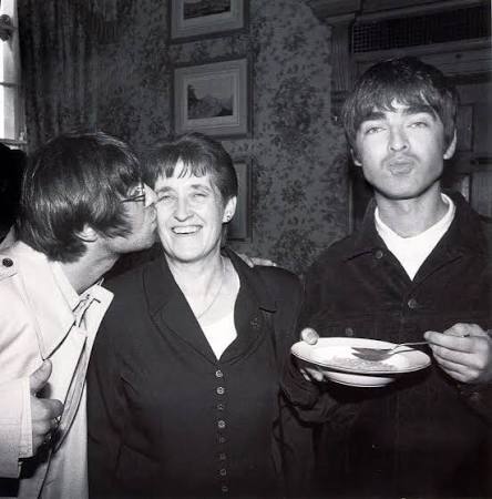MadferLiamG's tweet photo. 24 hours after Liam's latest tweets  we all here are wondering where he is.
@liamgallagher, Noely and his lovely mum Peggy (and Butty Boo) right now having a good time together during the holy week 💖 #hopeso #happyfamily https://t.co/F5F4wiyC5k