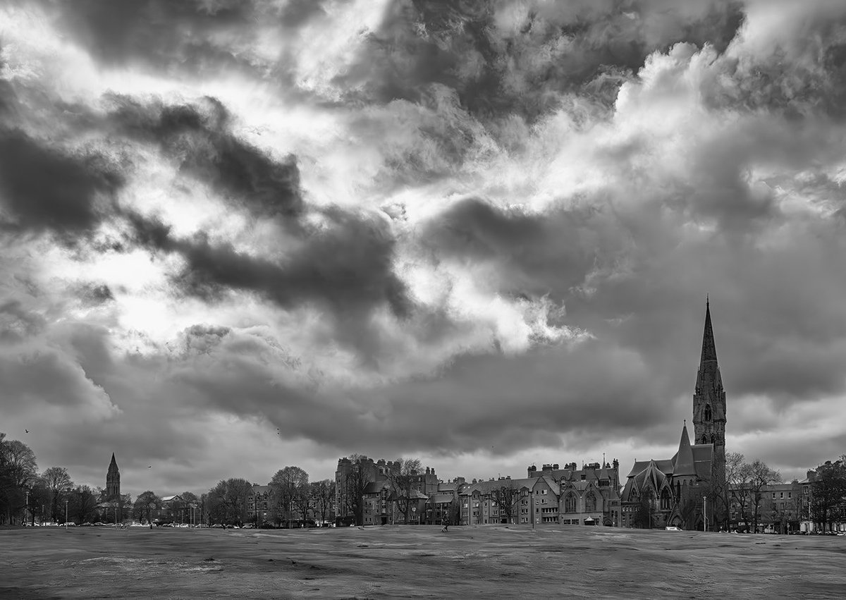 TomDuffinPhotos's tweet image. Dramatic skies over Edinburgh gonna continue over the weekend

#edinburgh @BViewforth