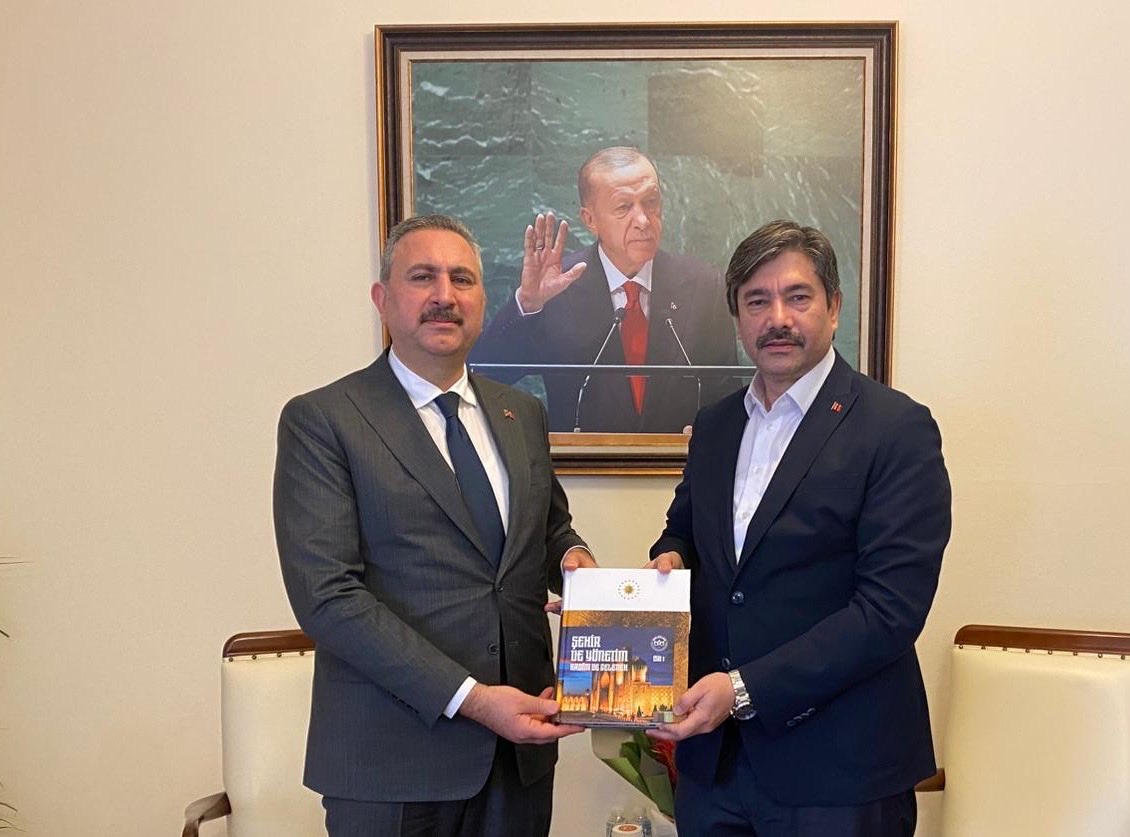 Bem_Bir_Sen's tweet photo. Genel Başkanımız 
Levent Uslu

AK Parti Grup Başkanvekili ve 
Gaziantep Milletvekili 
Abdulhamit Gül’ü ziyaret ederek gündeme dair istişarelerde bulundu.

Nezaketleri ve misafirperverlikleri için teşekkür ederiz.

@abdulhamitgul https://t.co/bCKS4ZRLSz