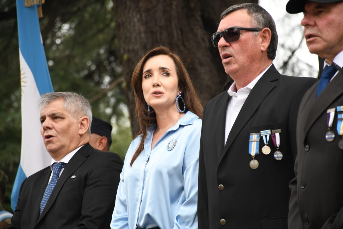 🇦🇷 En el marco del Día del Veterano y de los Caídos en la Guerra de Malvinas, la vicepresidente <a href="/VickyVillarruel/">Victoria Villarruel</a>  y el intendente <a href="/BritosGuillermo/">Guillermo Britos</a> participaron de un emotivo acto en Chivilcoy.
La jornada estuvo marcada por el encuentro cercano con los héroes de Malvinas,