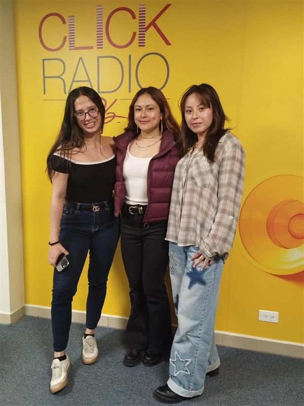 Clickradioudla's tweet image. 📻 Este viernes es feriado… pero no nos vamos del todo 😉

Tenemos podcasts grabados para que sigas conectado 🎧
Y el lunes volvemos con programación al 100% 🔥
👉 Dale play y nos escuchamos #AUnClickDeDistancia

#ClickRadioUDLA #RadioOnline #locutores