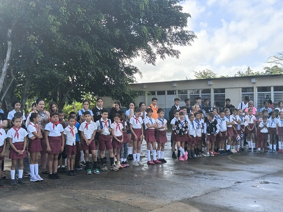 SCubitas's tweet photo. Acto municipal para celebrar un aniversario más de la creación de la UJC y la OPJM, en el SI Forjadores del Futuro. Felicidades para los pioneros.
#CubaMined
#EducadoresCamagueyanos
#65YMas
#100AñosConFidel https://t.co/saZ1l04r1k