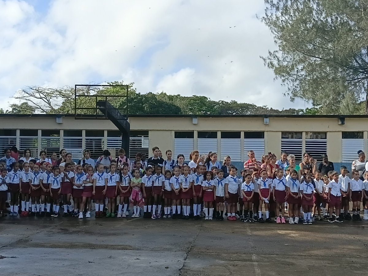 SCubitas's tweet photo. Acto municipal para celebrar un aniversario más de la creación de la UJC y la OPJM, en el SI Forjadores del Futuro. Felicidades para los pioneros.
#CubaMined
#EducadoresCamagueyanos
#65YMas
#100AñosConFidel https://t.co/saZ1l04r1k