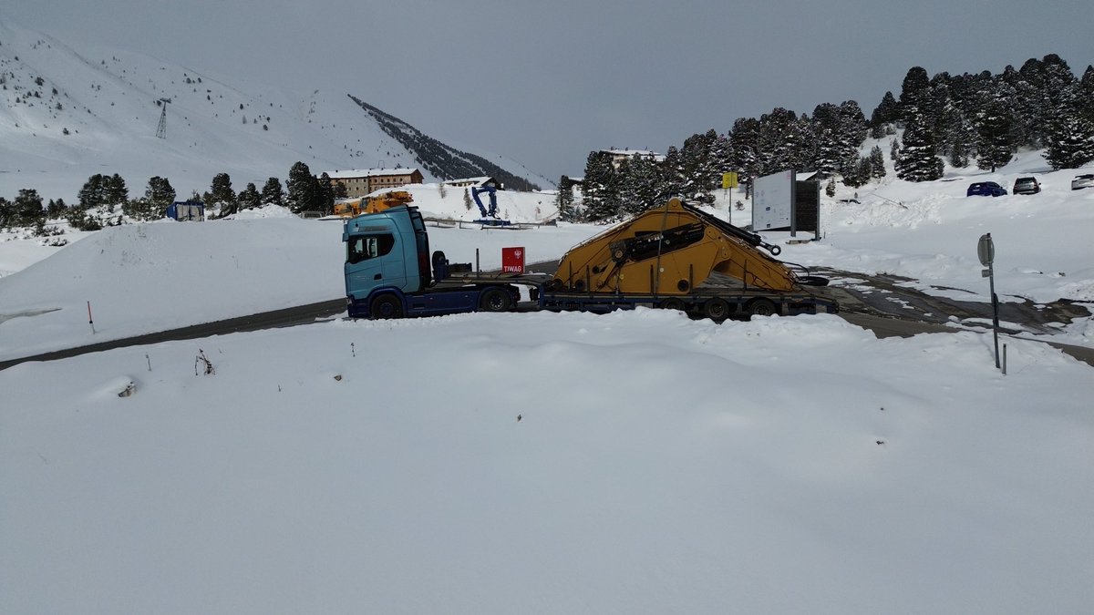 slot070's tweet image. #vanheyningentransport kraandelen geladen boven op een berg #caterpillar #kuhtai 🎿 nu met een gangetje naar Holland #scanias560