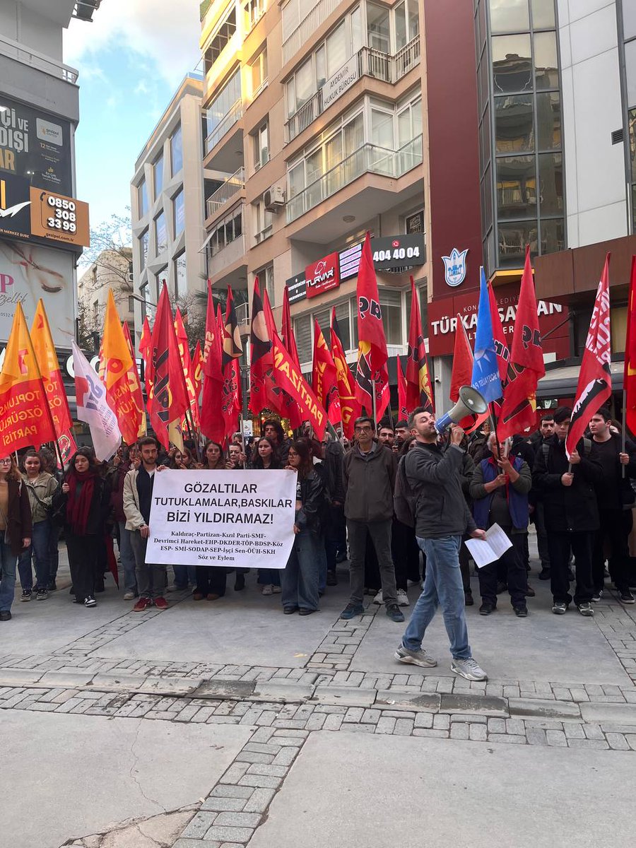 📍İzmir

Sabah ev baskınıyla gözaltına alınan ortaklarımızı aldık. 

Gözlatılarla, baskılarla, tutuklamalarla korku duvarı örmeye çalışanlara karşı cevabımız her zaman mücadele, direniş olacaktır.

Gözaltılar, Tutuklamalar, Baskılar Bizi Yıldıramaz!