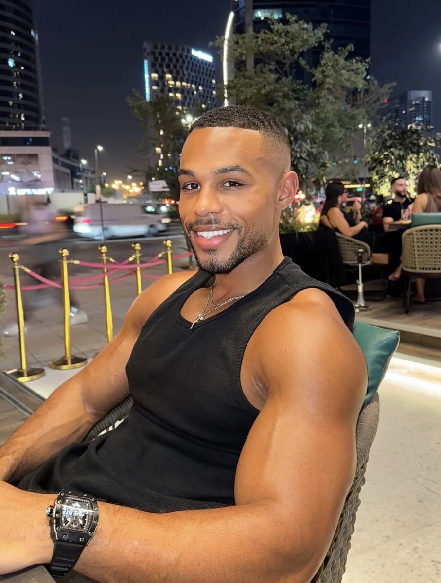 matureluv1's tweet image. Smile like you know something they don’t.
#Confidence #Energy #MensStyle #Vibes #KingsOnly