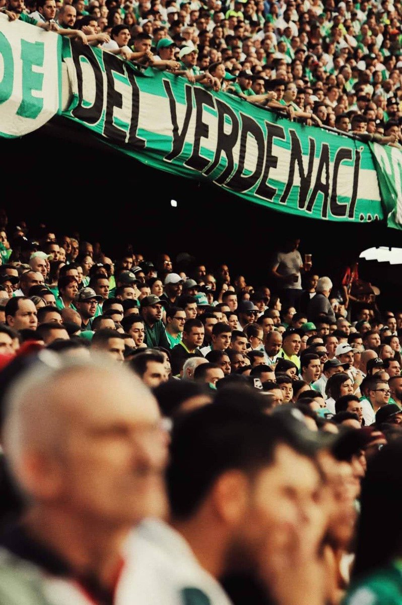 Juansues9's tweet image. Lo más triste de este año en el estadio, no es el Nacional de Arias, es esta gente como paso de esto a esto? El retroceso más grande en la historia desde que la pipol se dejó de aplicar gomina de colores y hacerse el honguito con la planchita.