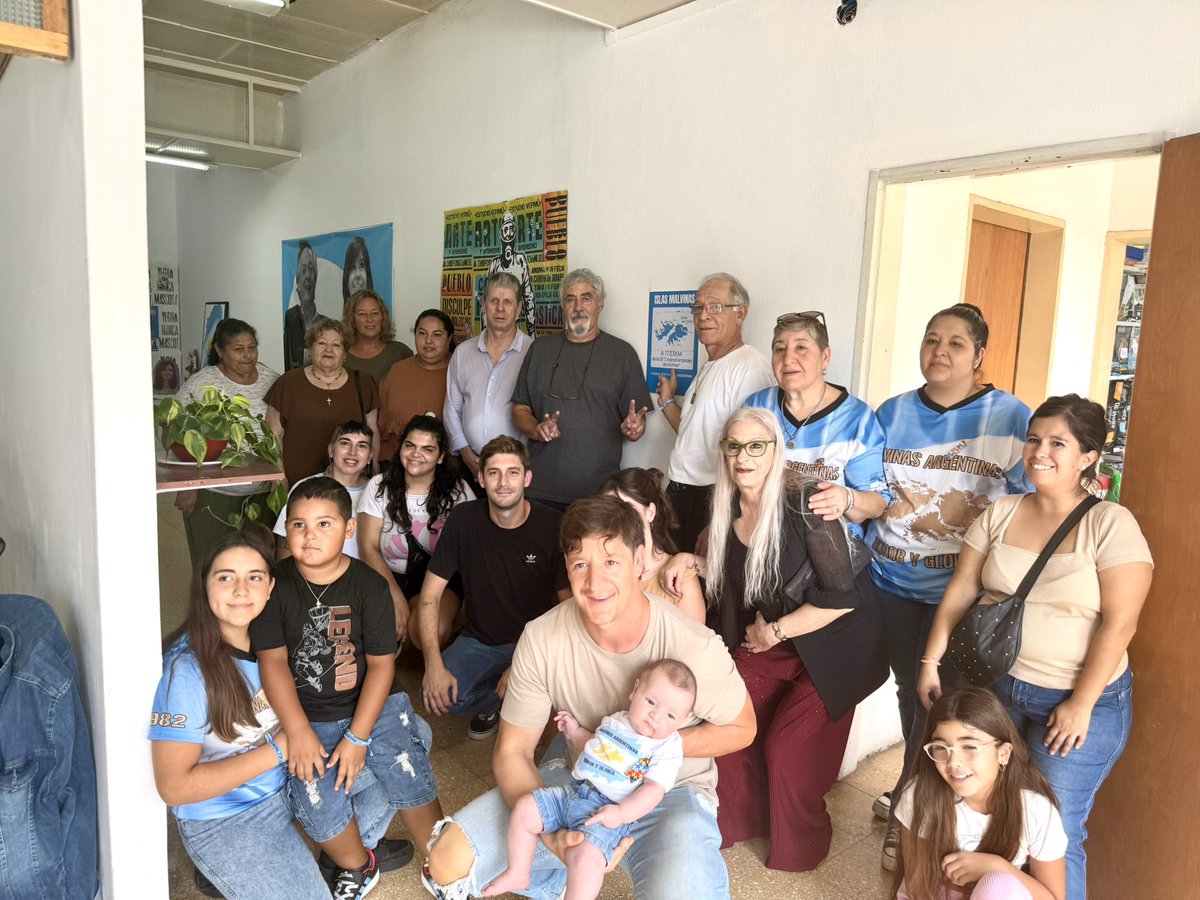 Junto a veteranos y vecinos de #Castelli, descubrimos en nuestra UB la placa que marca los 1733km que nos unen con nuestras Islas Malvinas 🇦🇷
En cada acción seguimos sosteniendo la soberanía, la memoria y la paz. 
Gloria y honor a nuestros héroes.
Fueron, son y serán ARGENTINAS