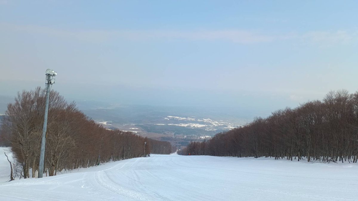 ◤￣￣￣￣￣
4月3日 （金）
＿＿＿＿＿◢
⌚8:00現在 
積雪:370㌢
気温:4度
運行予定👇️
【クワッド1】8:30〜16:00
【ゴンドラ】クローズ今季終了
【クワッド2】クローズ今季終了
【ダイアモンド】クローズ今季終了
10コース滑走可能。日焼けする程の日差しでてきました☀
