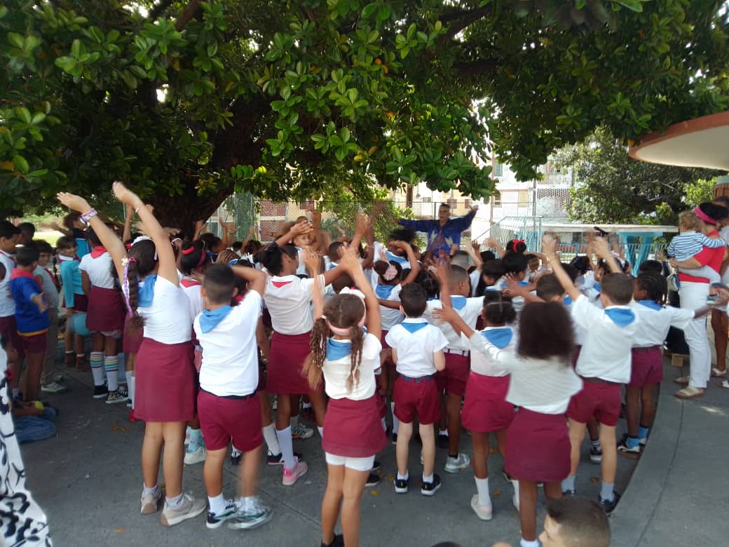 📷 | En horas de la mañana de este #2DeAbril, nos trasladamos hasta  la Escuela Primaria Gustavo Pozo, para participar en actividad comunitaria organizada con <a href="/AduanaDeCub4/">AduanaCuba</a> y factores del barrio "La Timba". #MejorArteParaTodos