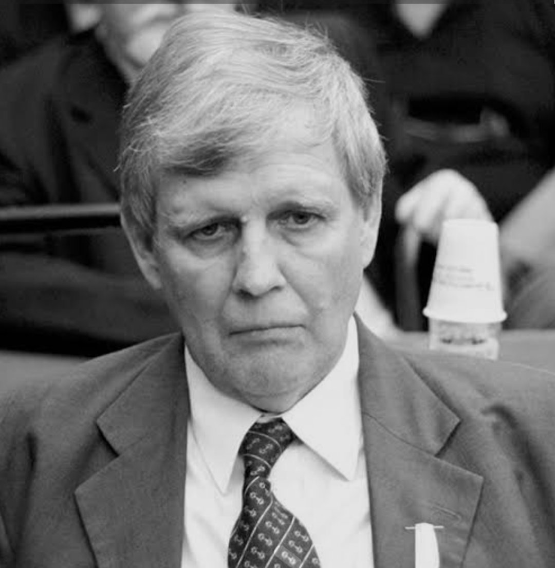 ALFREDO ASTIZ
Gracias a el desaparecieron varias de las fundadoras de Madres de Plaza de Mayo y dos monjas francesas.
Se rindió, sin disparar un solo tiro, ante los ingleses en Malvinas.
Guapo para el secuestro y la tortura. Cagón para el combate.
Eso fueron: cobardes y asesinos.