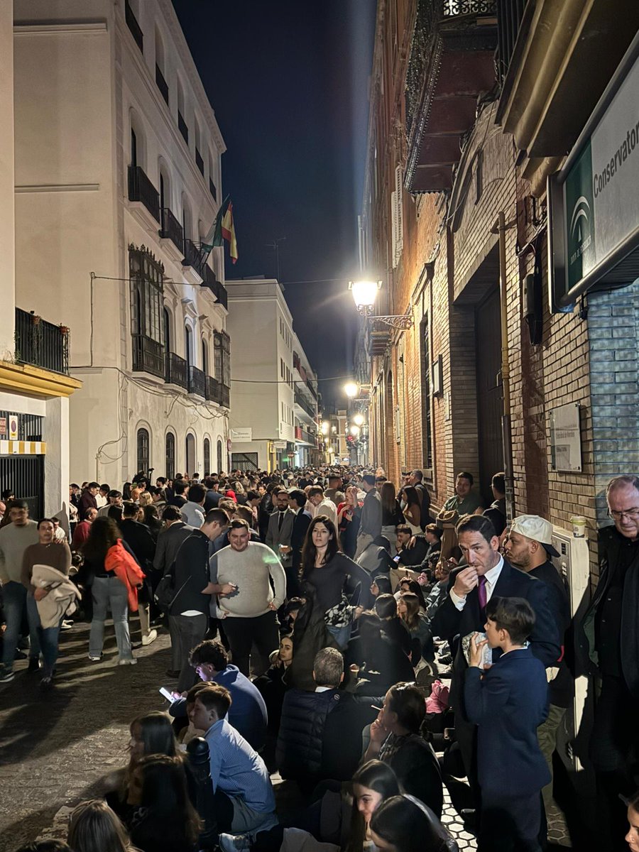 Pasión en Sevilla tweet media