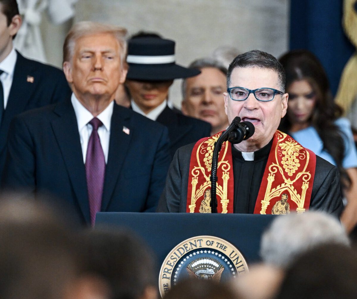 Sachinettiyil's tweet image. Catholic priest Frank Mann celebrated Mass for White House staff on Holy Wednesday at the invitation of U.S. President Donald Trump.

Info: The Tablet
