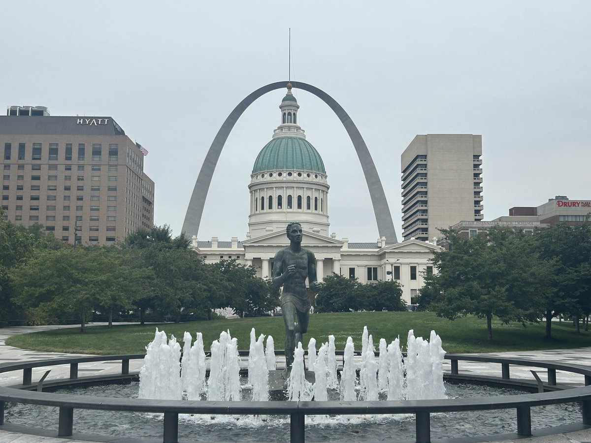 JonPawling's tweet photo. @STLDebates @awfulannouncing I went to a day game last year for the first time. I walked to the arch after the game and then back to the Amtrak station during what should’ve been rush hour. No traffic, no people, it felt bizarre. I mean no disrespect, downtown looks like a cool setup, but it was a ghost town https://t.co/s7ufRWowvQ
