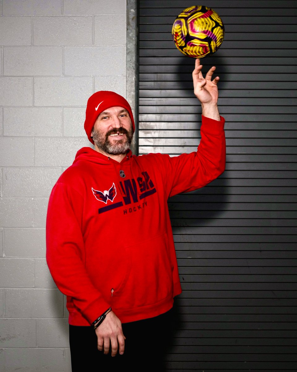 Capitals's tweet photo. Life's #Gr8 when you've recorded your 20th 30-goal season, scored seven times in your last seven games and have 928 career tallies https://t.co/m8V6B2f2iM