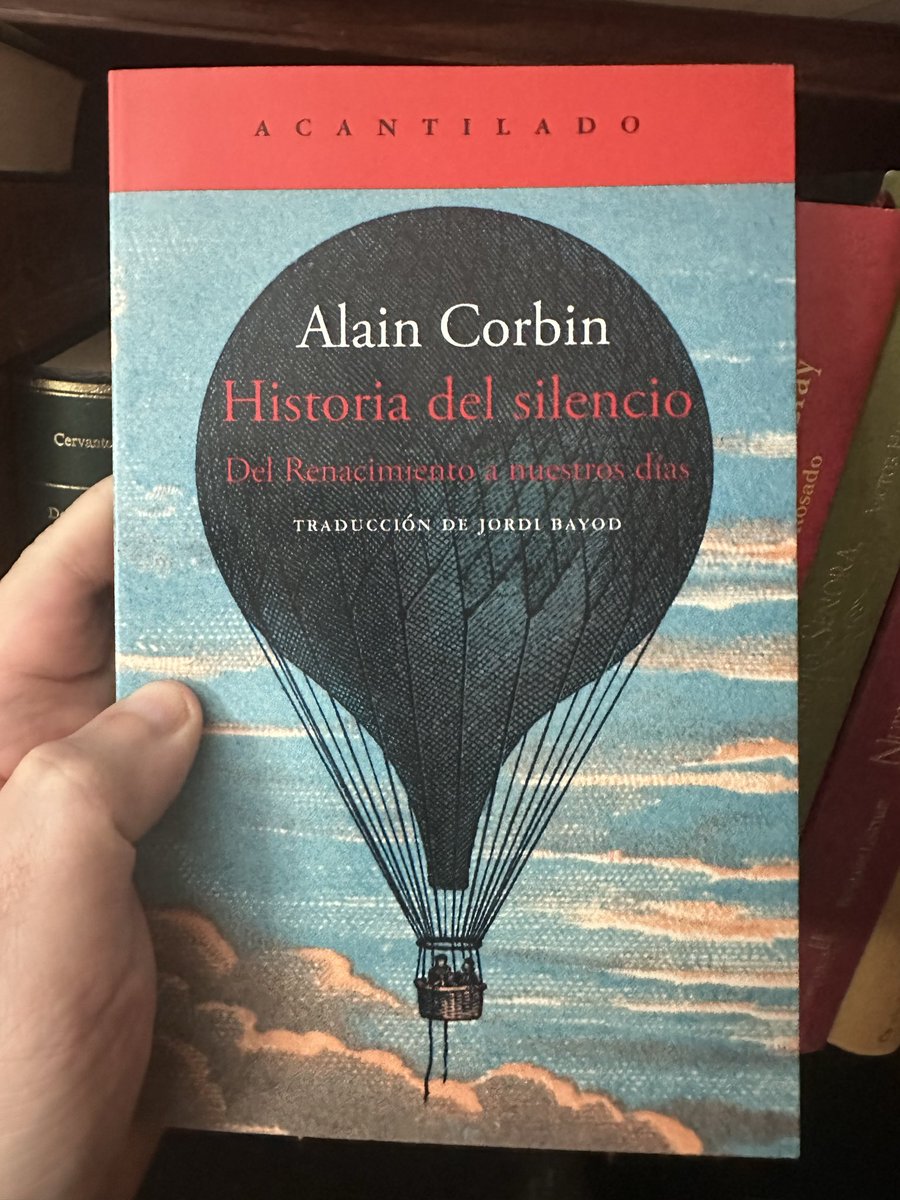 “Baudelaire proclama el deleite que le produce encontrase, de noche, recogido por fin en la propia habitación. En ese momento, escribe citando a La Bruyère, escapa al gran infortunio de no poder estar solo, al contrario de aquellos que se agitan en medio del gentío, temerosos,