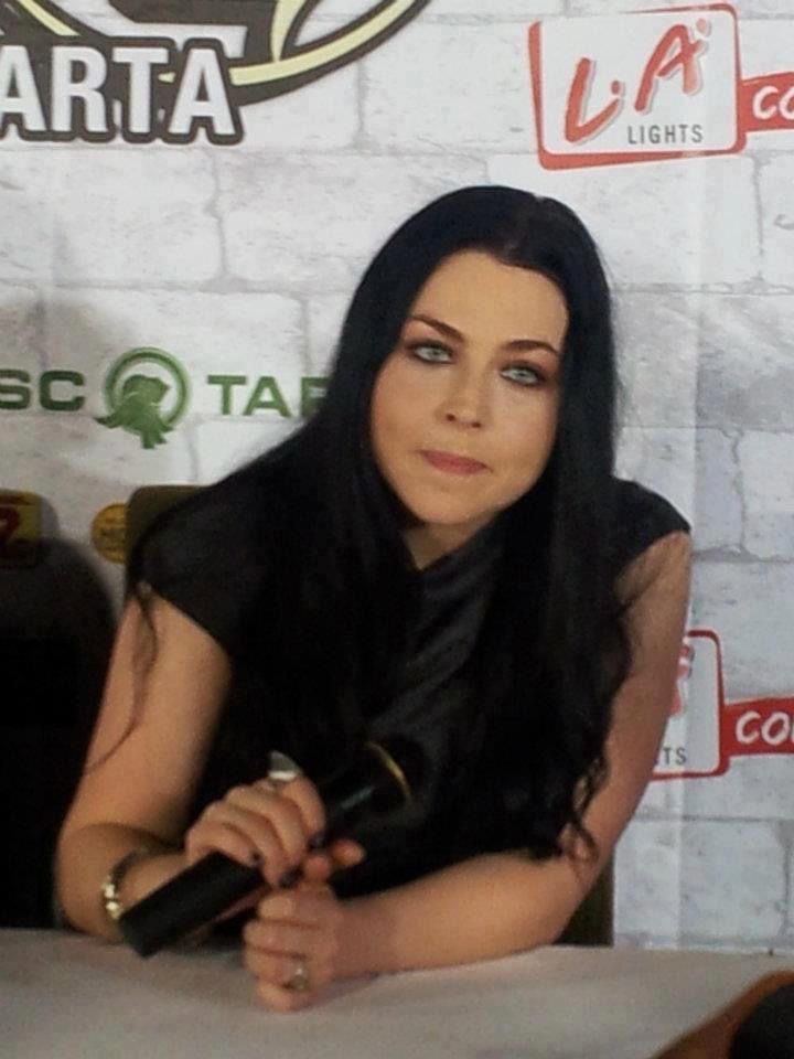 amy lee doing things tweet media