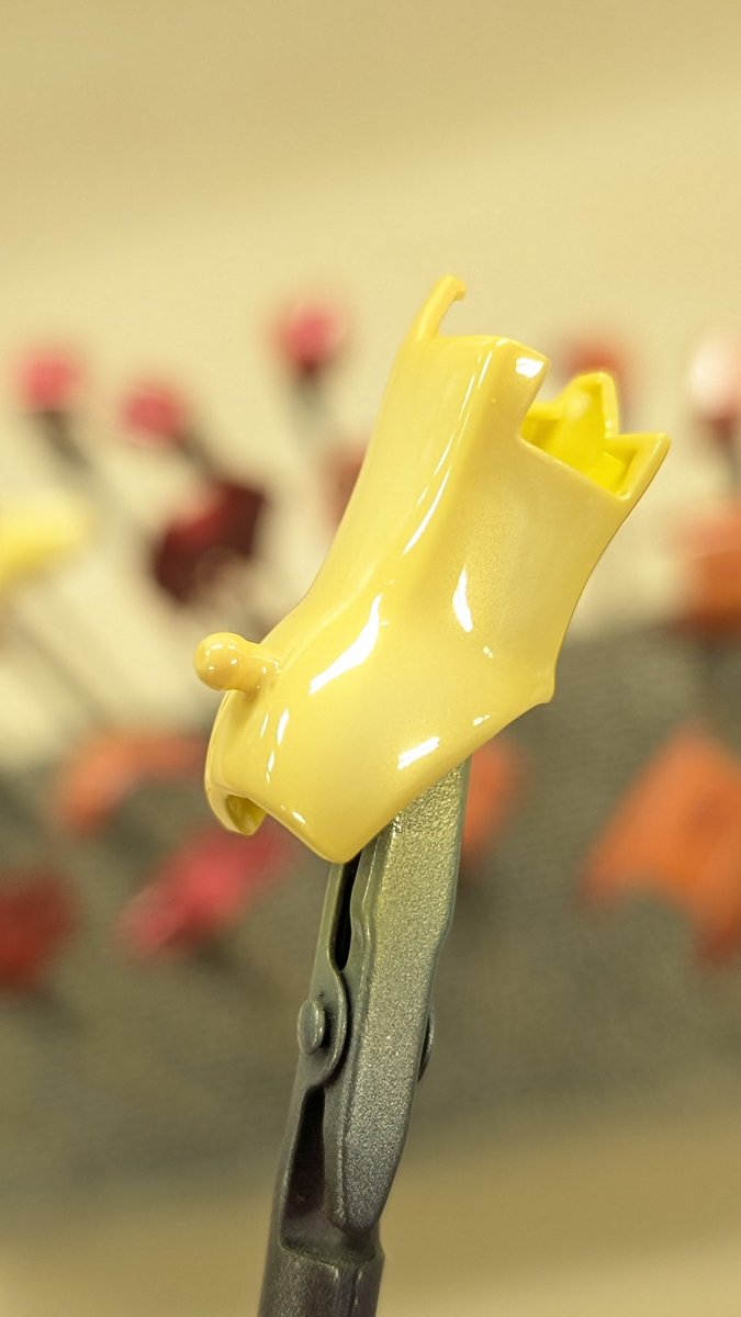 カルバリーテンプル、表面をフルグロスクリアーでコートしました。
この、光を当ててよく見たらパールが感じられる絶妙な具合…。
写真ではわかりずらい。(笑)
後は武器とグリーンパーツを塗装して、月曜日から研出しを始めます。
#エルガイム
#HGカルバリーテンプル
#ガンプラ好きと繋がりたい