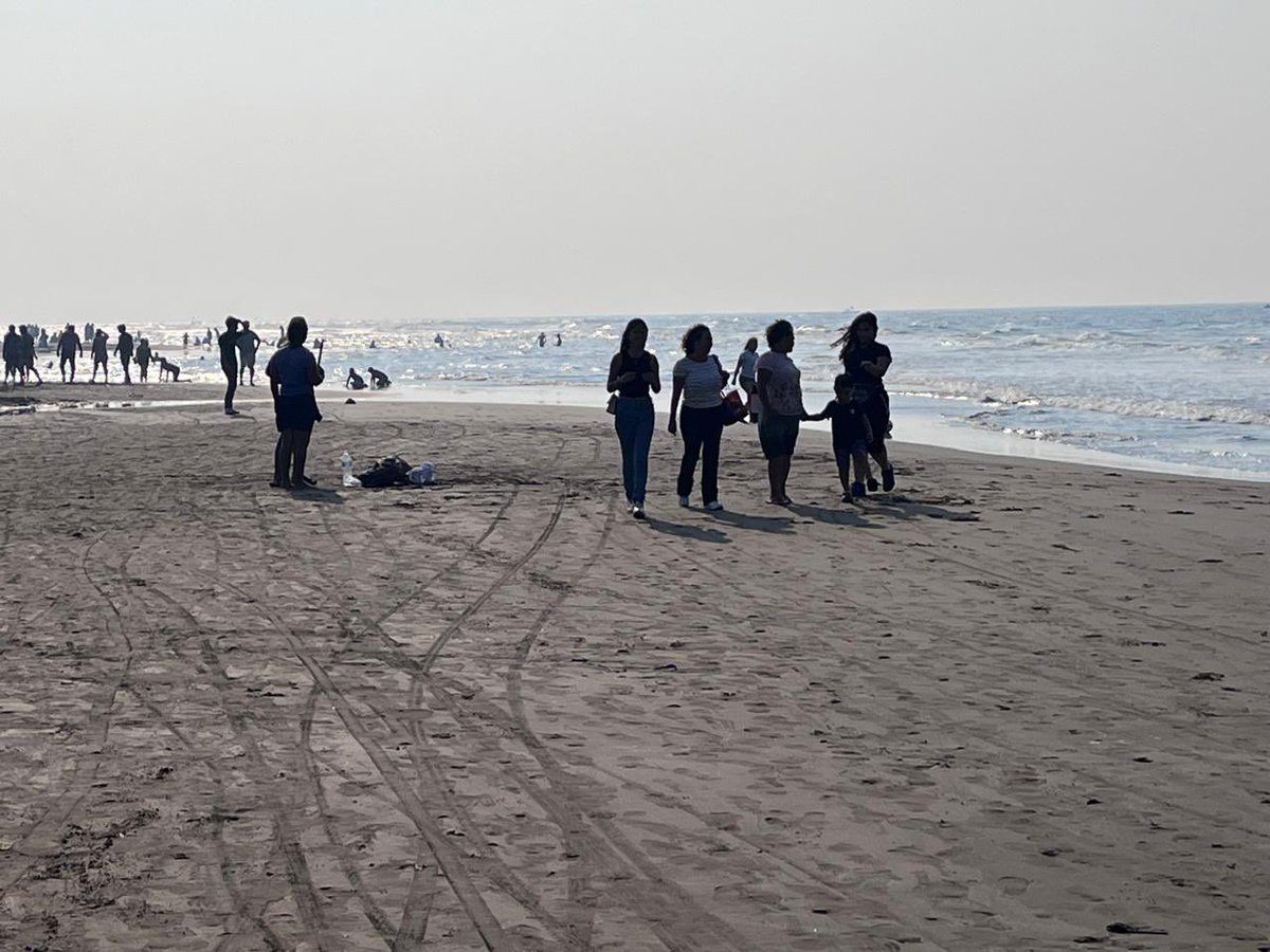 Pemex's tweet photo. Así disfrutan los turistas de las #PlayasLimpias en Coatzacoalcos, #Veracruz: familias, visitantes y locales aprovechando al máximo estos espacios. 🌊

Las playas lucen en óptimas condiciones, listas para esta temporada.

#GrupoInterdisciplinario https://t.co/kZKPWsGcs6