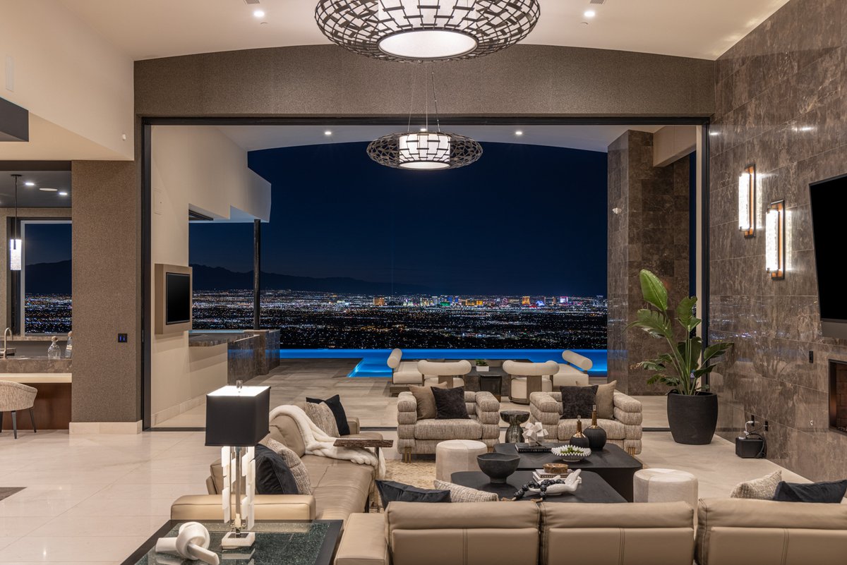 LXRYEstates's tweet photo. Set behind the guard gates of Ascaya, this single-story estate gives unobstructed views of the Las Vegas Strip. Perched on an expansive 4.22-acre hillside, this 9,588± sq ft residence is a masterclass in timeless contemporary design.
⁠
3 Heavens Edge Court - Henderson, NV USA https://t.co/MYbCiKYoeS