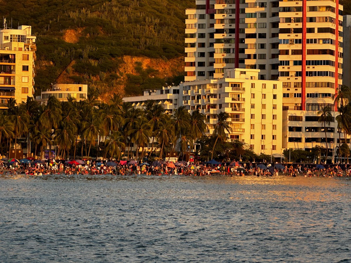 #SemanaSantaConOC | Hoy, las playas de El Rodadero se transforman en un escenario mágico, donde el sol se funde con el mar en un atardecer incomparable. 

Este Jueves Santo, samarios y turistas se reúnen en esta icónica playa, celebrando la vida, la gastronomía y la cultura. Los