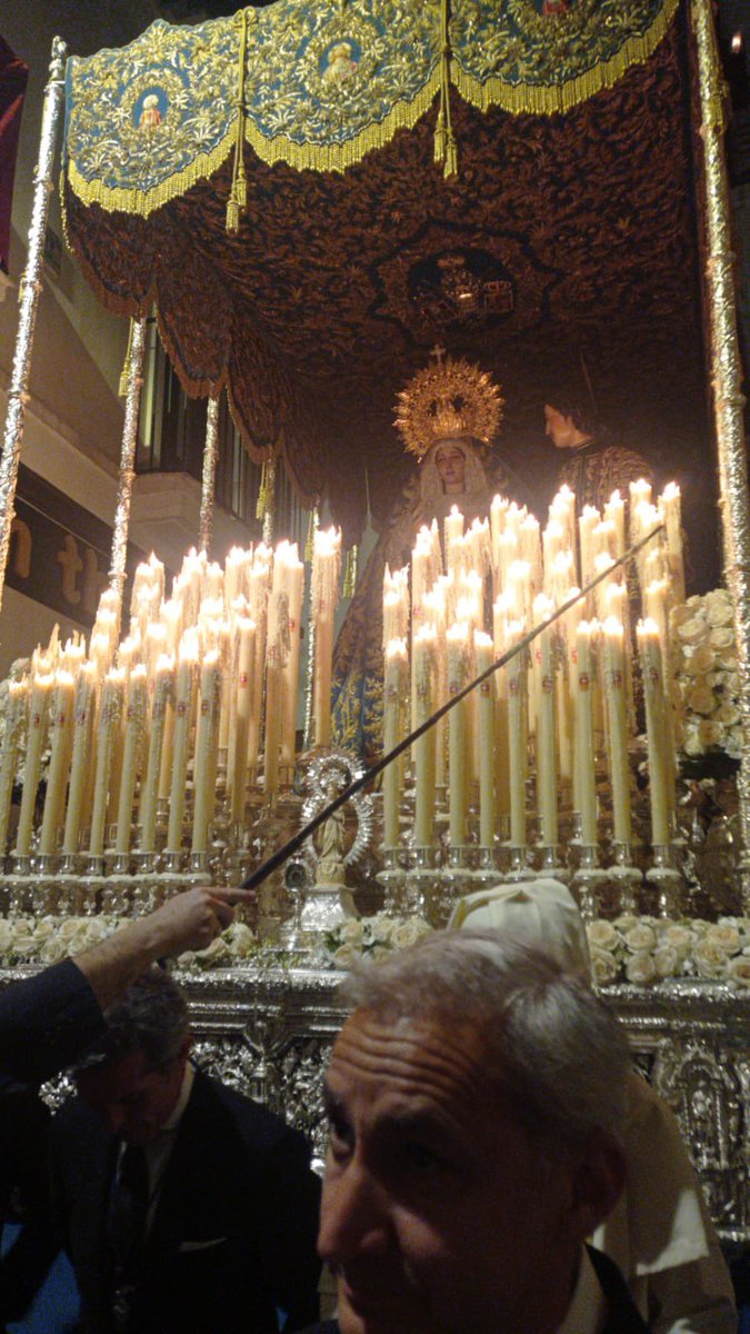 OlivaSalteras's tweet photo. #Pasión26 | Discurre la Virgen de la Merced por calle Francos. Suenan:

🎶 “Al Señor de la Humildad” - Javier J. López.
🎶 “Pasión de Cristo, Confórtanos” - José R. Lozano.

#SuenaLaOliva #SSantaSevilla26 #JuevesSanto @Hdad_Pasion https://t.co/m9uxHAmoT1