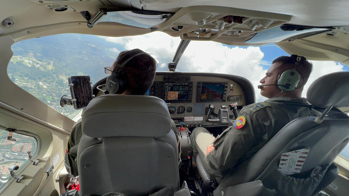 FuerzaAereaCol's tweet photo. Durante la Semana Santa, los principales corredores viales de Antioquia son monitoreados desde el aire por su #FuerzaAeroeapacial🇨🇴 ante el aumento de movilidad en el departamento.

➡️https://t.co/H26lE97DZT

#ViajeSeguro
#SiempreFirmes
#CACOM5 https://t.co/50rq26SX4v