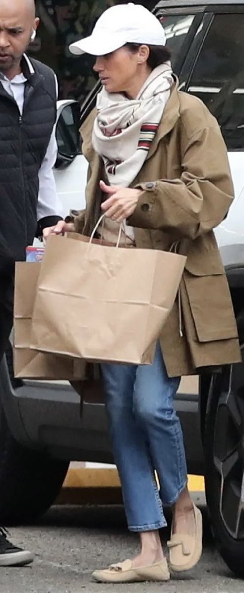 RoyalBee tweet media