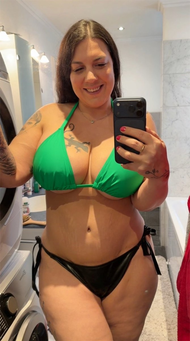 lola_splashez tweet media