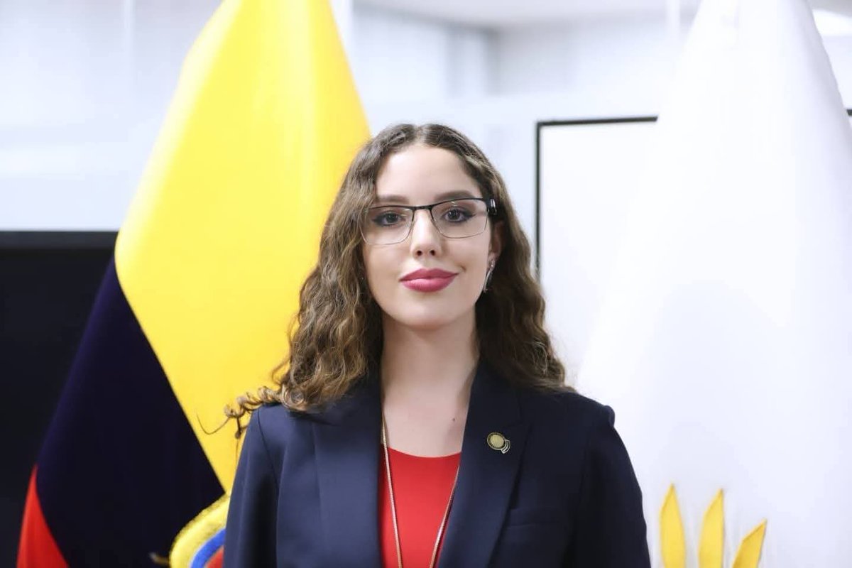 AmbatoX's tweet photo. No se sorprendan si la más erudita de los asambleístas de ADN sale con declaraciónes como esta: "El atún no grava IVA porque viene de la lata". https://t.co/O9BAWsKNzd