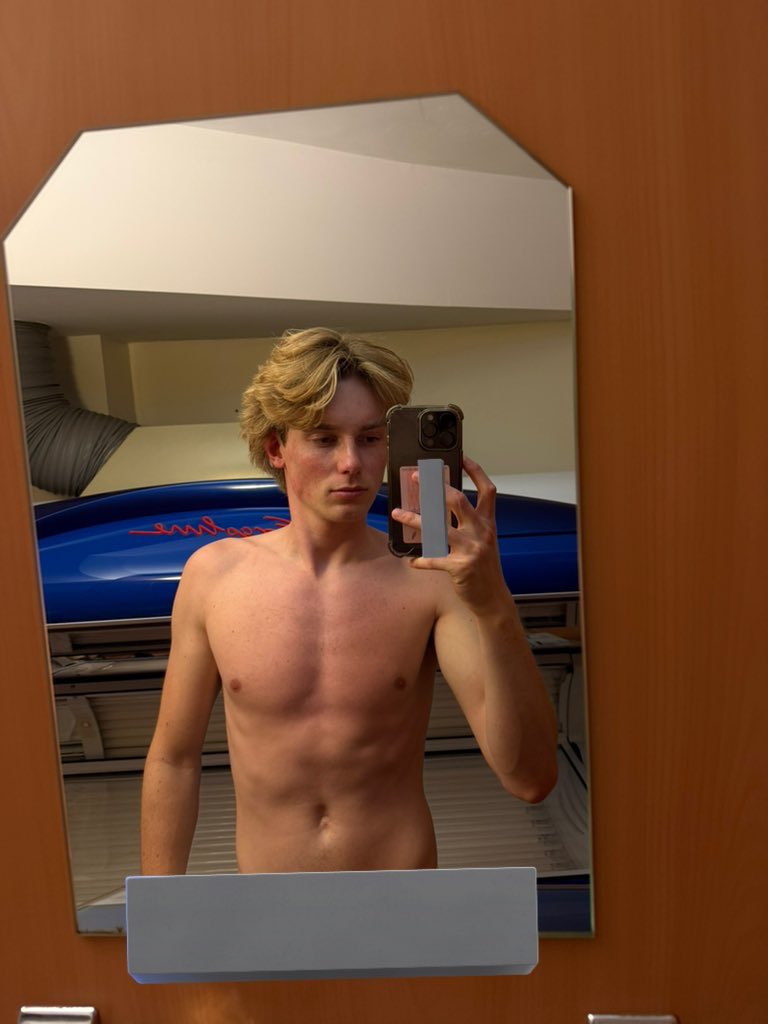 hunkadrien's tweet photo. my dms are open 😶‍🌫️ https://t.co/UVeadroBIM