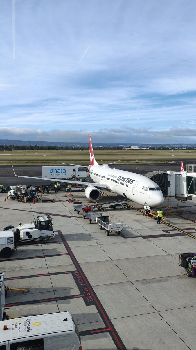 Qantas 737 off to Melbourne