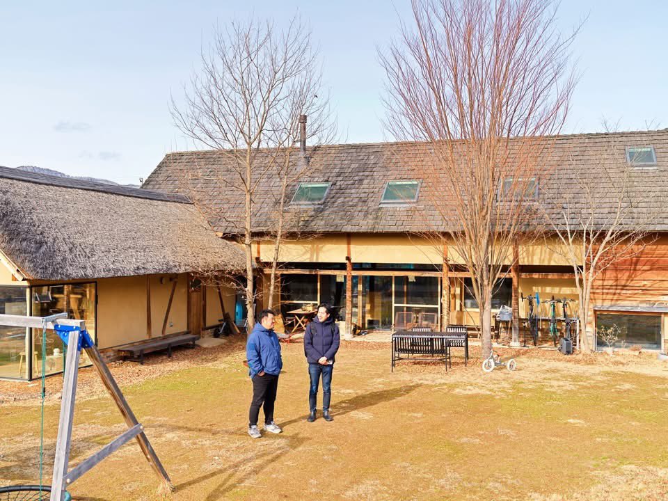 kaibutsuweb's tweet photo. Forbes Japan 5月号の北野唯我さん連載の撮影を担当は弊社桑嶋維 今回の取材は、単なる「住宅」ではなく、菱田さんの「思想としての家」をどう可視化するか、その一点に尽きるものでした。とのこと。
誌面とあわせて体感していただきたいです！
#怪物制作所 #forbes #菱田昌平 #北野唯我 #神吉弘邦 https://t.co/uwFE4PlWyF