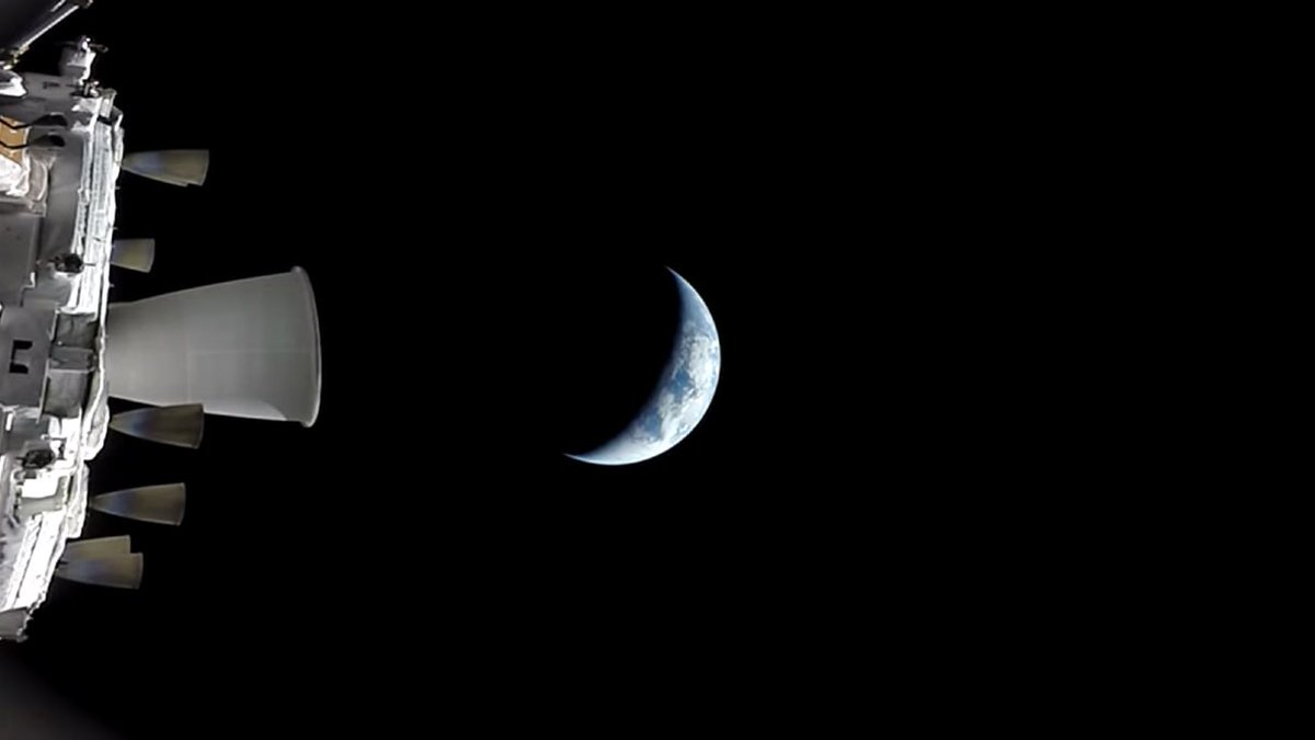 astrosteven_'s tweet photo. Aggiornamento Artemis II:

Questa notte, circa le 02:00, la navicella Orion inizierà la manovra Trans-Lunar Injection, la manovra in cui si accendono i motori per uscire dall'orbita terrestre, entrando cosi nella traiettoria verso la Luna.

Foto della Terra dalla Orion. https://t.co/HB3CUQkk7B