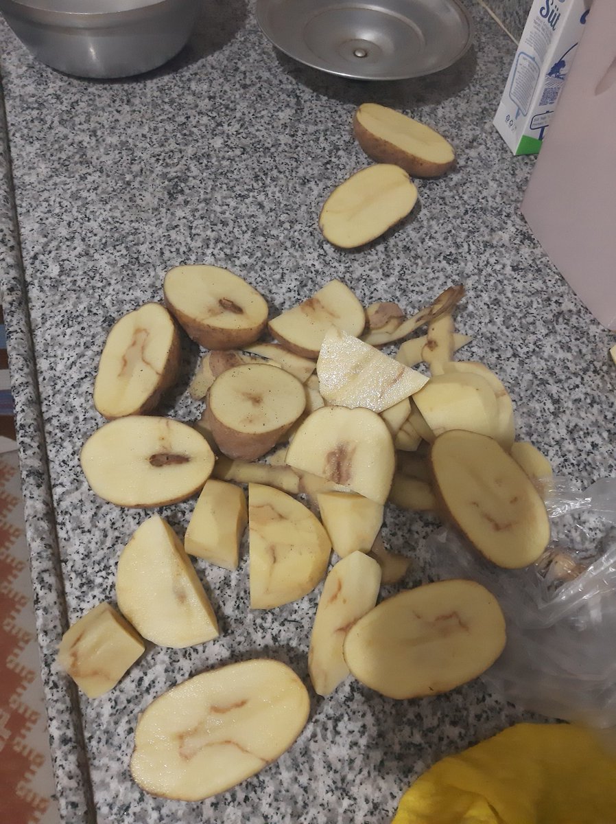 Mustafa22538331's tweet photo. Bugün Başakşehir kayaşehir AVM den ŞOK Marketten aldığım 2 kilo patatesten sadece 1 tanesi sağlam çıktı. parayı çöpemi atıyoruz? https://t.co/KJGO1wUxan