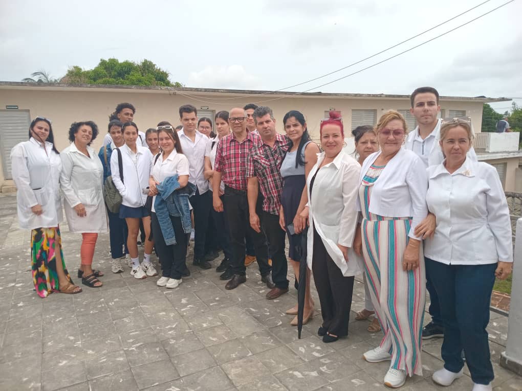 Intercambio con estudiantes de la <a href="/UCMPinardelRio/">Universidad de Ciencias Médicas de Pinar del Río</a> y sus padres, en el municipio Sandino, donde se explica la implementación de las Orientaciones Metodológicas para continuar el curso académico 25/26.
#UCMPinar
#PinarDelRío
#CubaPorLaVida