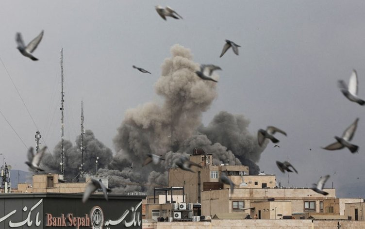 ihsankacarr's tweet image. ABD bombardımanı sonrası Irak’tan kritik karar: PMF’ye öz savunma yetkisi

ABD-İsrail koalisyonu ile İran arasındaki vekalet savaşı Irak'ta yoğunlaşırken, #Irak parlamentosu, Halk Seferberlik Güçleri (PMF) çatı örgütüne, saldırılara öz savunma gerekçesiyle karşılık verme