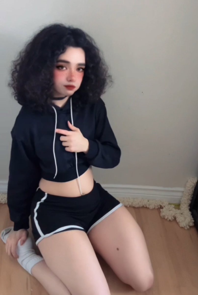 qiinciii's tweet photo. can I be your roommate? 🥺 #femboy #robin https://t.co/Om63y5t1Cx