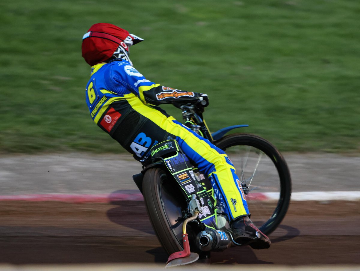 TigersSpeedway's tweet photo. 🏁 𝗟𝗔𝗧𝗘𝗦𝗧 | 4️⃣ heats gone...
🆙 Six up early doors.
Jack traps and Anders joins him for a quick early 5-1 with Jye winning a shared Heat Two.
Chris and Picko also register wins.
🔵🟡 15-9 ♣️🔴 | 📊 Agg: 57-57
📸 Mia Durkin
🐯 #TigersPride | #SHEBEL https://t.co/oc6cccGH09