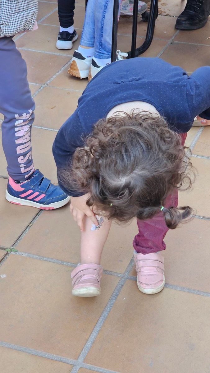 Esta criatura preciosa es el ser humano más inteligente que conozco. Su aportación al mundo será importante. No tiene 2 años. Es un genio de las matemáticas. Su madre cantaba en un festival embarazada de ella, ahora está ahí poniéndose un tatu en la pierna. La vida es alucinante