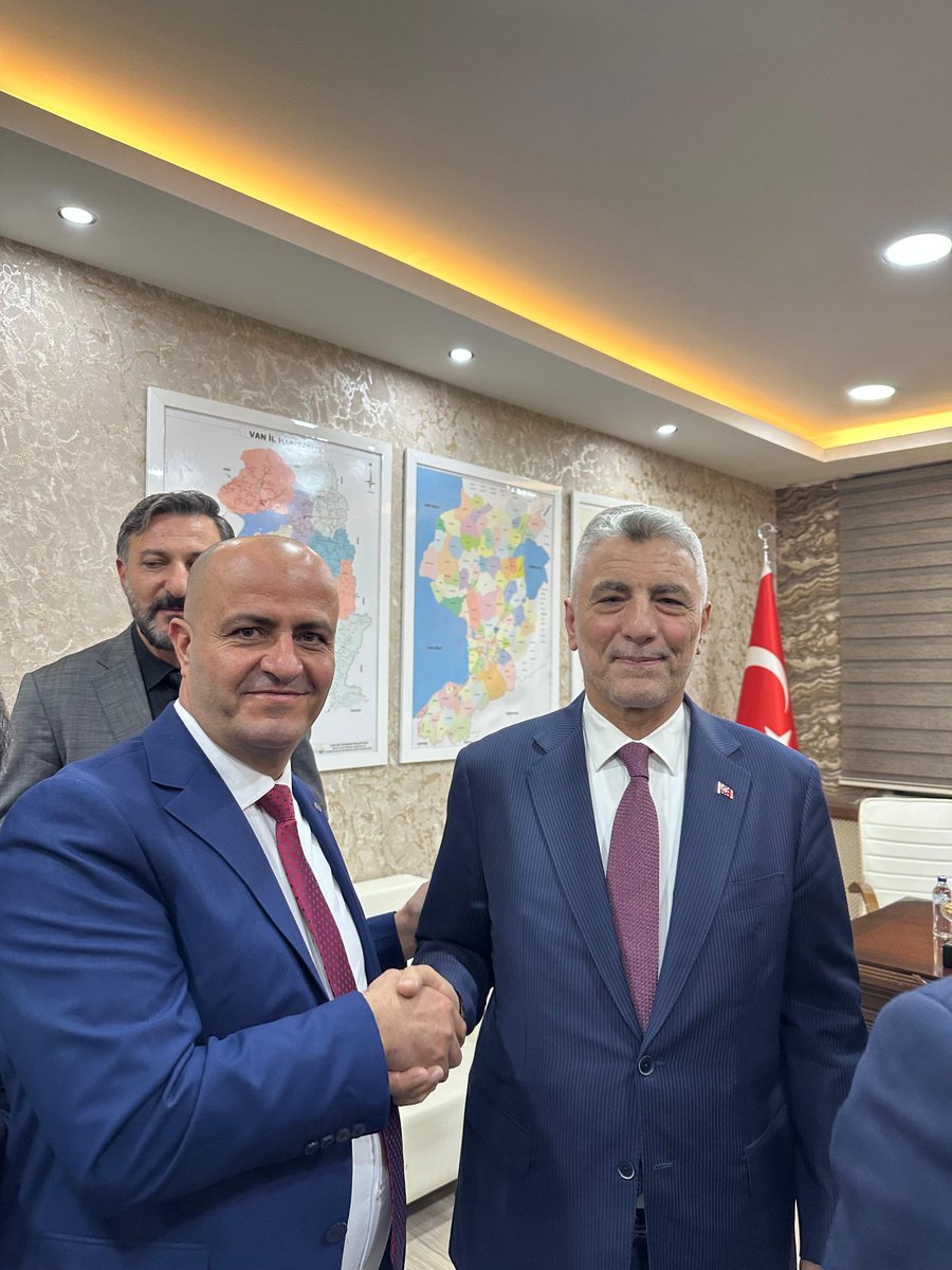 Aliihsantiwiter's tweet photo. VAN

Çeşitli programlara katılmak üzere ilimize teşrif eden Ticaret bakanımız  Prof. Dr sayın Ömer BOLAT beyle bir araya geldik

Çaldıran Çilli sınır kapısının Açılmasını talep ettik

@Akparti
@valiozanbalci75
@omerbolatTR
@abuyukgumus
@RTErdogan https://t.co/mucKg6YHrv