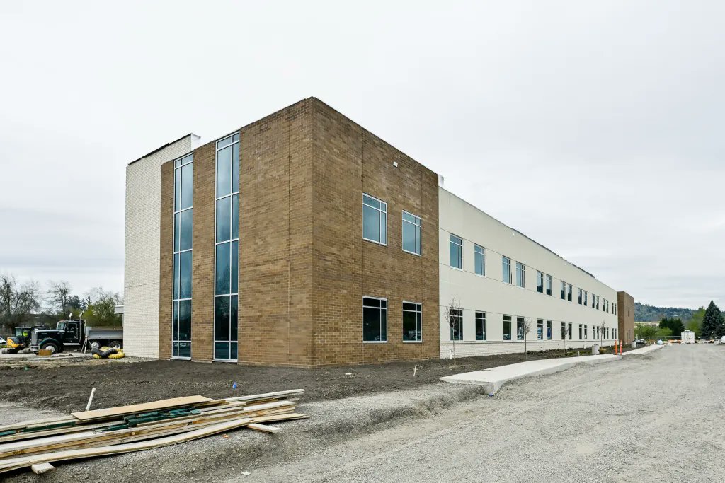 PeaceHealth_Ore's tweet photo. Construction is underway on our new PeaceHealth Springfield Rehabilitation Hospital in Springfield, OR. Opening August 2026 with 42 beds and Oregon’s first dedicated brain injury unit, bringing advanced rehab care closer to our communities.  https://t.co/a67D4ySOY9 https://t.co/h96Jxz4Jjr