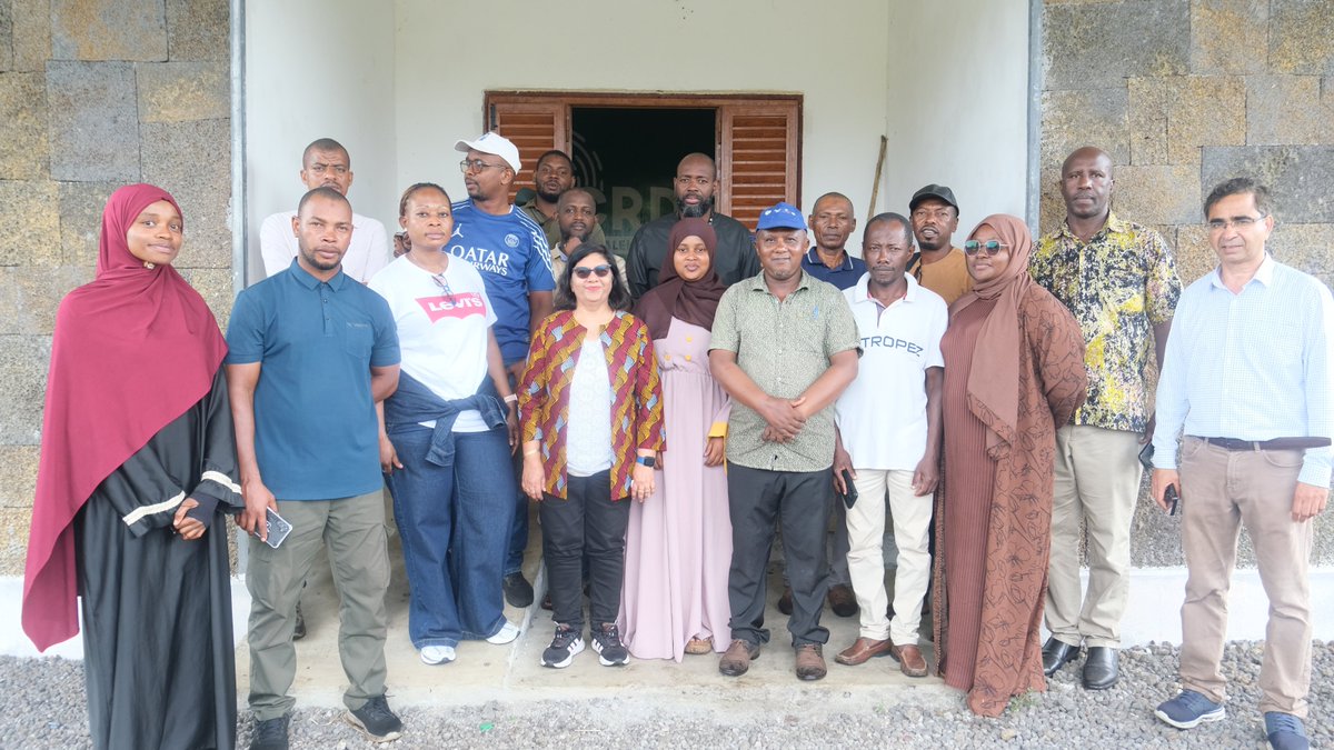 CDnsae's tweet photo. Mission de prospection de l’#IITA aux #Comores :
Avec l’appui du ministère de l’Agriculture, du projet #CVA et du #PNUD, un futur laboratoire de culture in vitro se prépare au #CRDE de Diboini.
Objectif : produire des vitro-plants sains (bananier , pomme de terre )#agriculture https://t.co/kAhy3HmF3F