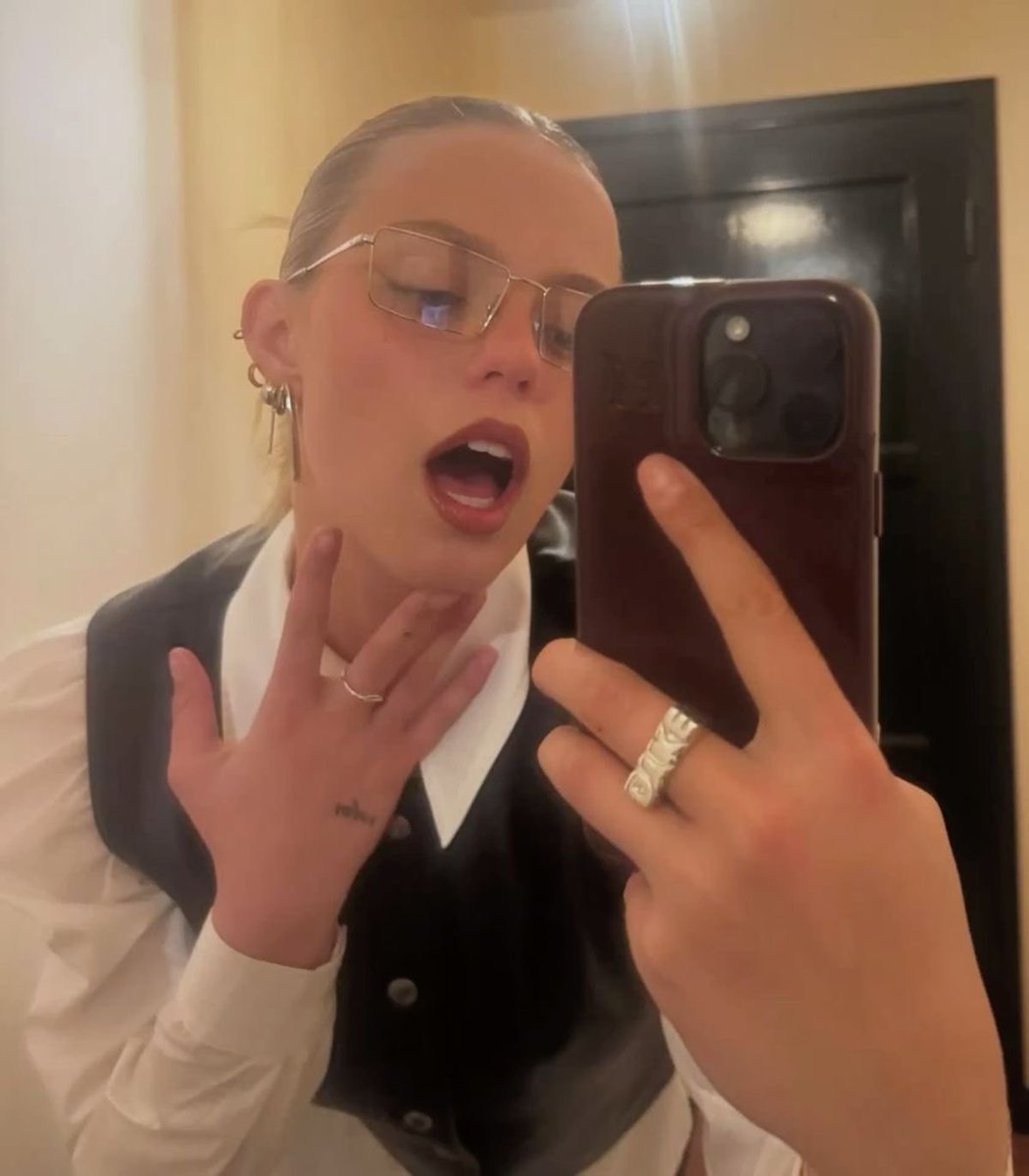 Cat 𖤐 fem james potter tweet media